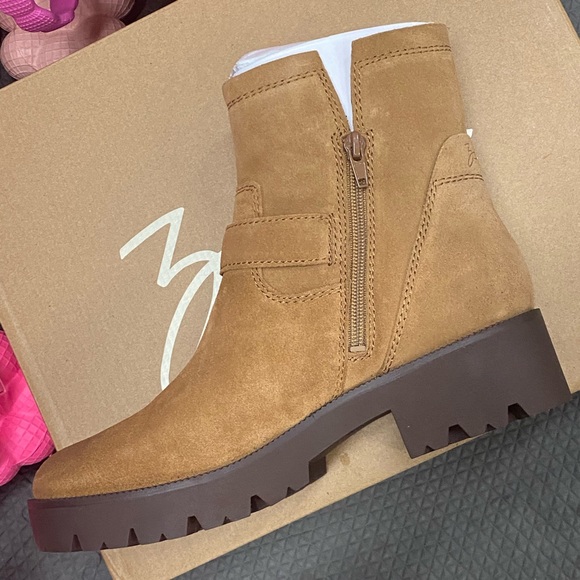 Free Shipping!!!Suede side-zip boots with rounded front. - Picture 3 of 4